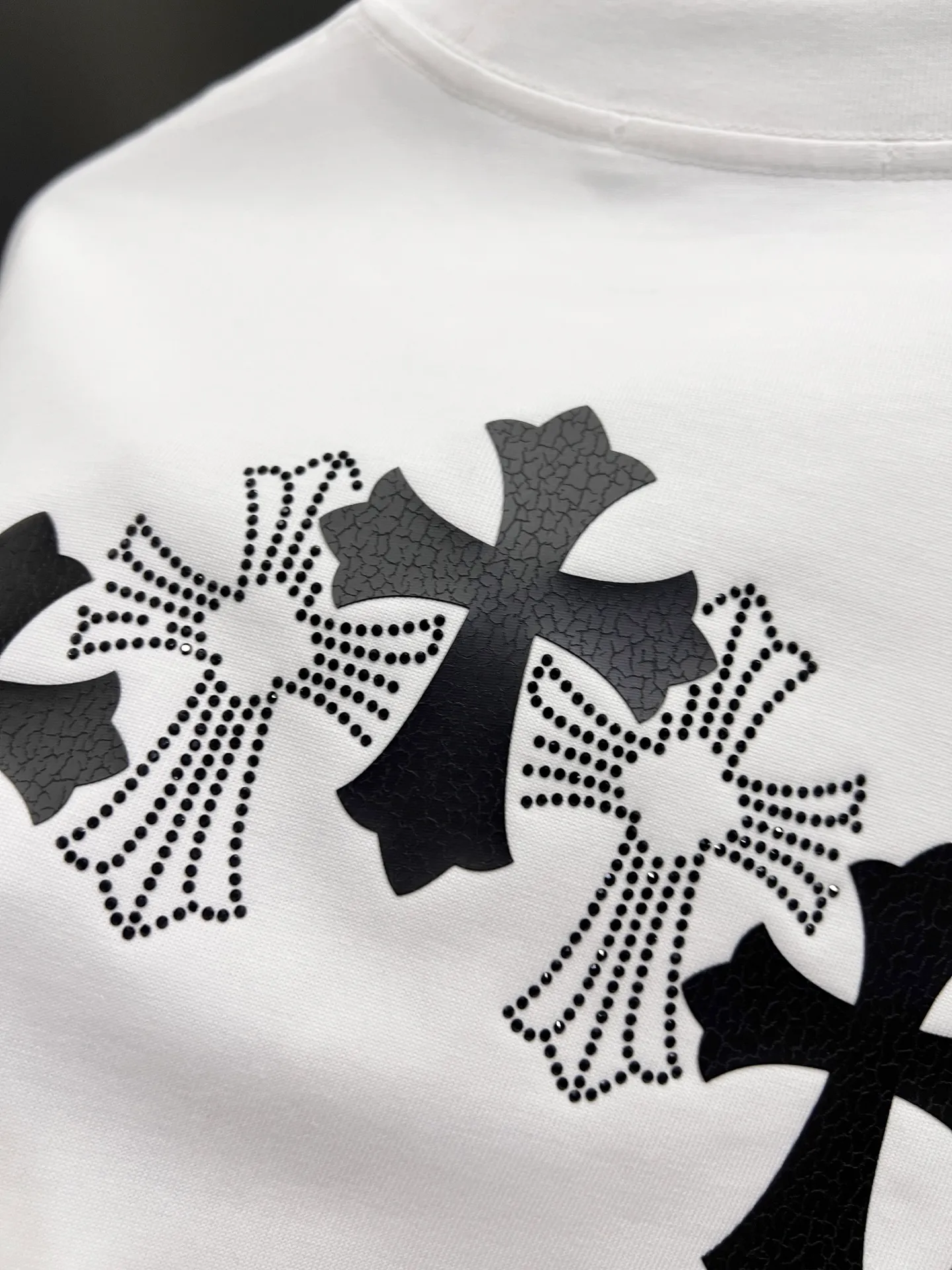 🅿️190 CH Crow 2025 Autumn and Winter New Short-sleeved T-shirt Cross leather craft Customized hardware metal + Middle Eastern Australian diamond design craft The real thing is great🔥Same style for men and women, loose version Size S M L XL XXL Five sizes black white